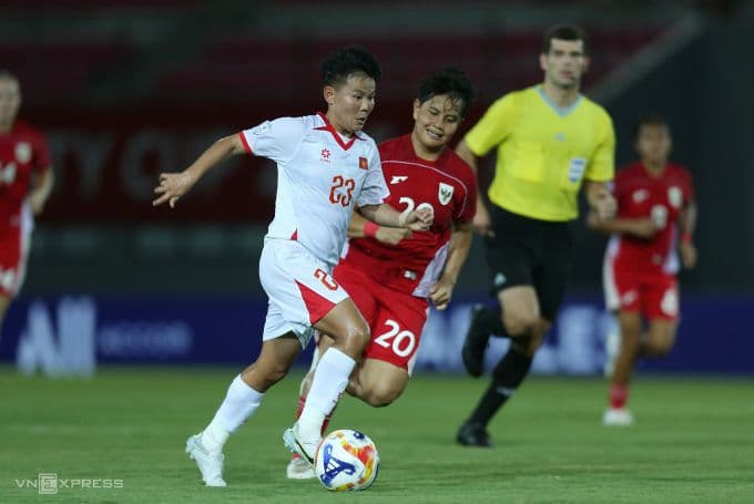 Bích Thùy của tuyển nữ Việt Nam trong pha bóng trước Indonesia.