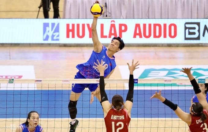 Bích Tuyền bật cao đập bóng, thể hiện sức mạnh 'cú đập vô song' trên sân bóng chuyền.