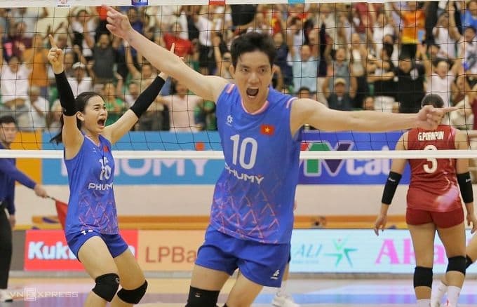 Bích Tuyền và đồng đội ăn mừng chiến thắng lịch sử tại SEA V-League 2025.