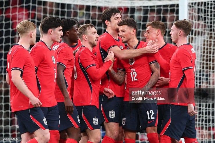 Ben White (số 12) ăn mừng bàn thắng trong trận đấu giữa Anh và Uruguay