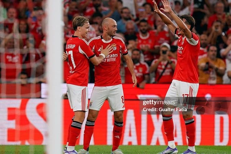 Benfica ăn mừng chiến thắng áp đảo tại vòng loại Cúp C1