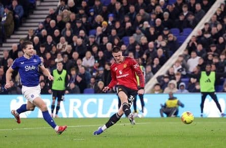 Benjamin Šeško sút bóng về phía khung thành Everton