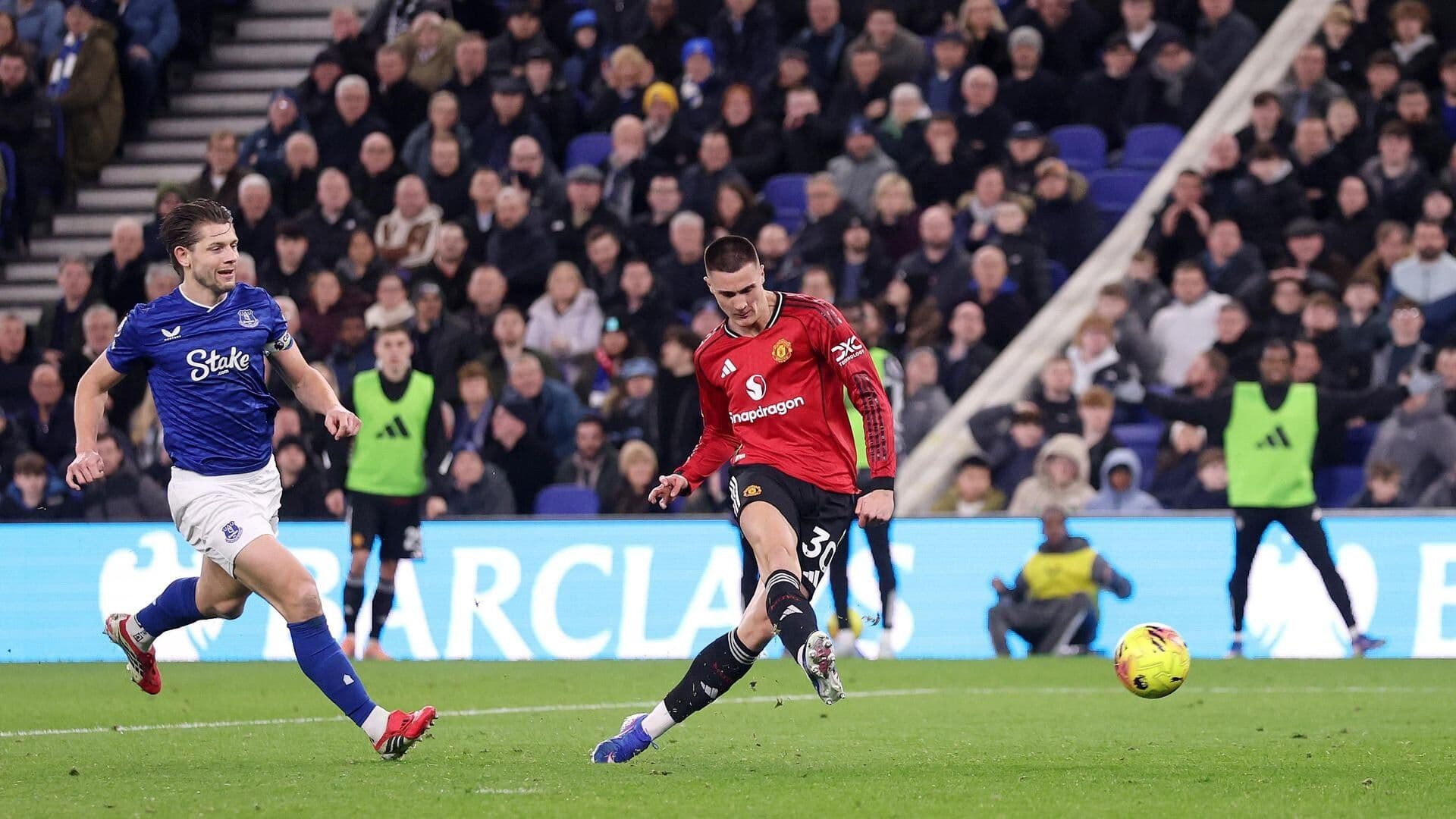 Benjamin Sesko của Man Utd tung cú sút quyết định phá vỡ thế bế tắc, ghi bàn thắng duy nhất của trận đấu.