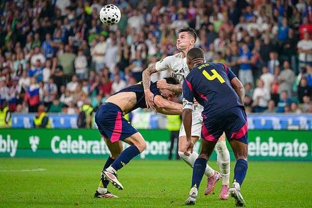 Benjamin Sesko thể hiện kỹ năng thiên tài, kiến tạo bàn gỡ hòa kịch tính ở phút 90 cho Slovenia.