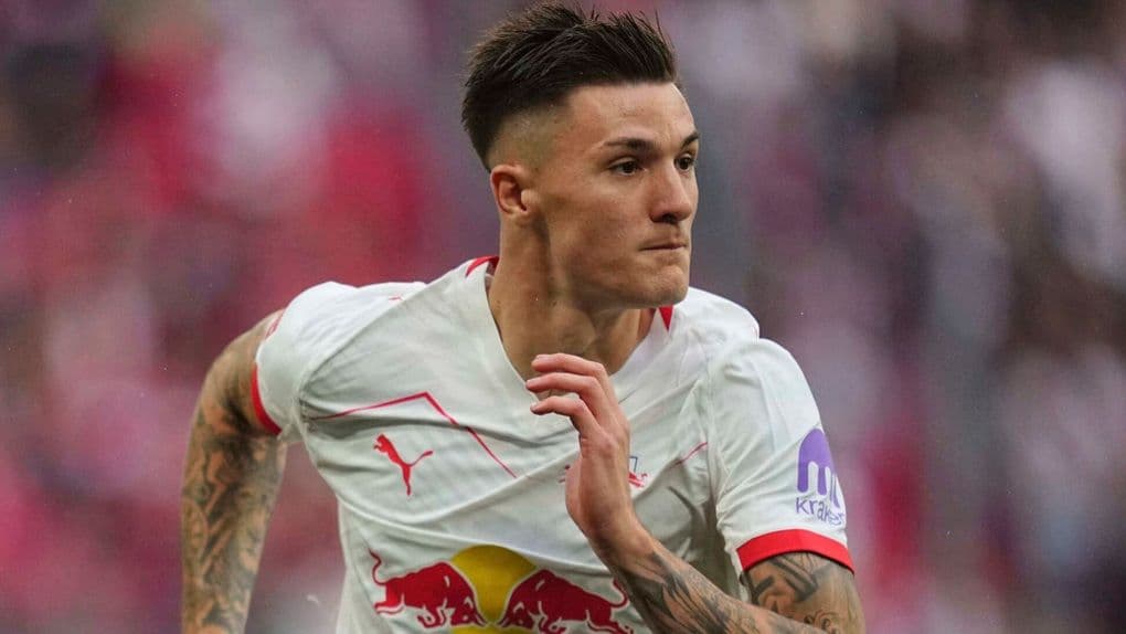 Benjamin Sesko thể hiện tốc độ và kỹ năng trên sân cỏ trong màu áo RB Leipzig.