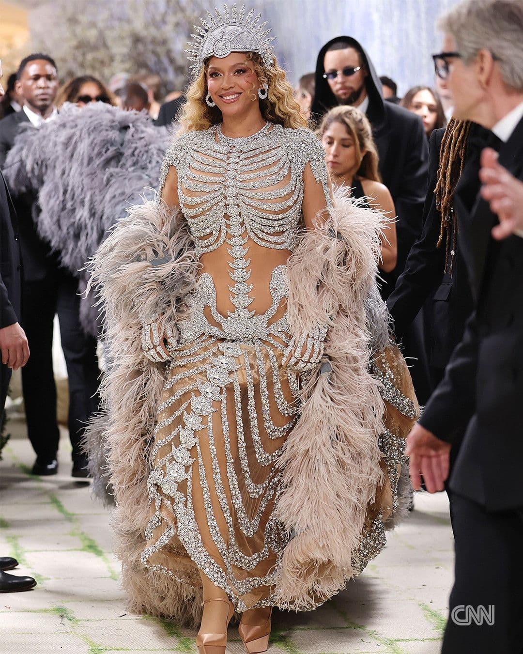 Beyoncé trong bộ váy lộng lẫy lấy cảm hứng từ bộ xương và lông vũ, một biểu tượng văn hóa tại Met Gala.