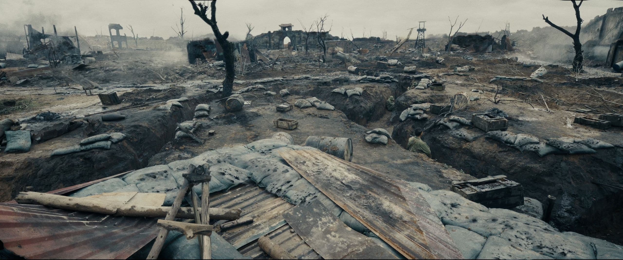 Bối cảnh hoang tàn của Thành Cổ Quảng Trị trong phim Mưa Đỏ, tái hiện sự khốc liệt của chiến tranh.