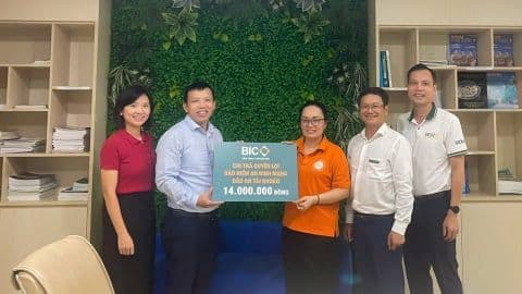 Bồi thường thiệt hại cho khách hàng bị lừa đảo qua website giả mạo, minh họa tầm quan trọng của thông tin đáng tin cậy trong kỷ nguyên số.