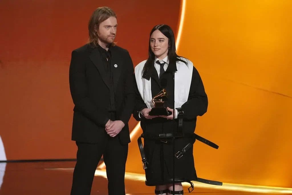 Billie Eilish và Finneas O'Connell với giải Grammy, minh chứng cho thành công trong ngành công nghiệp âm nhạc toàn cầu.