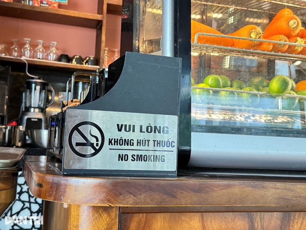 Biển báo cấm hút thuốc lá tại quán cà phê nơi xảy ra vụ việc.