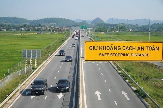 Biển báo 'Giữ khoảng cách an toàn' trên đường cao tốc, nhấn mạnh tầm quan trọng của việc tuân thủ quy tắc giao thông.
