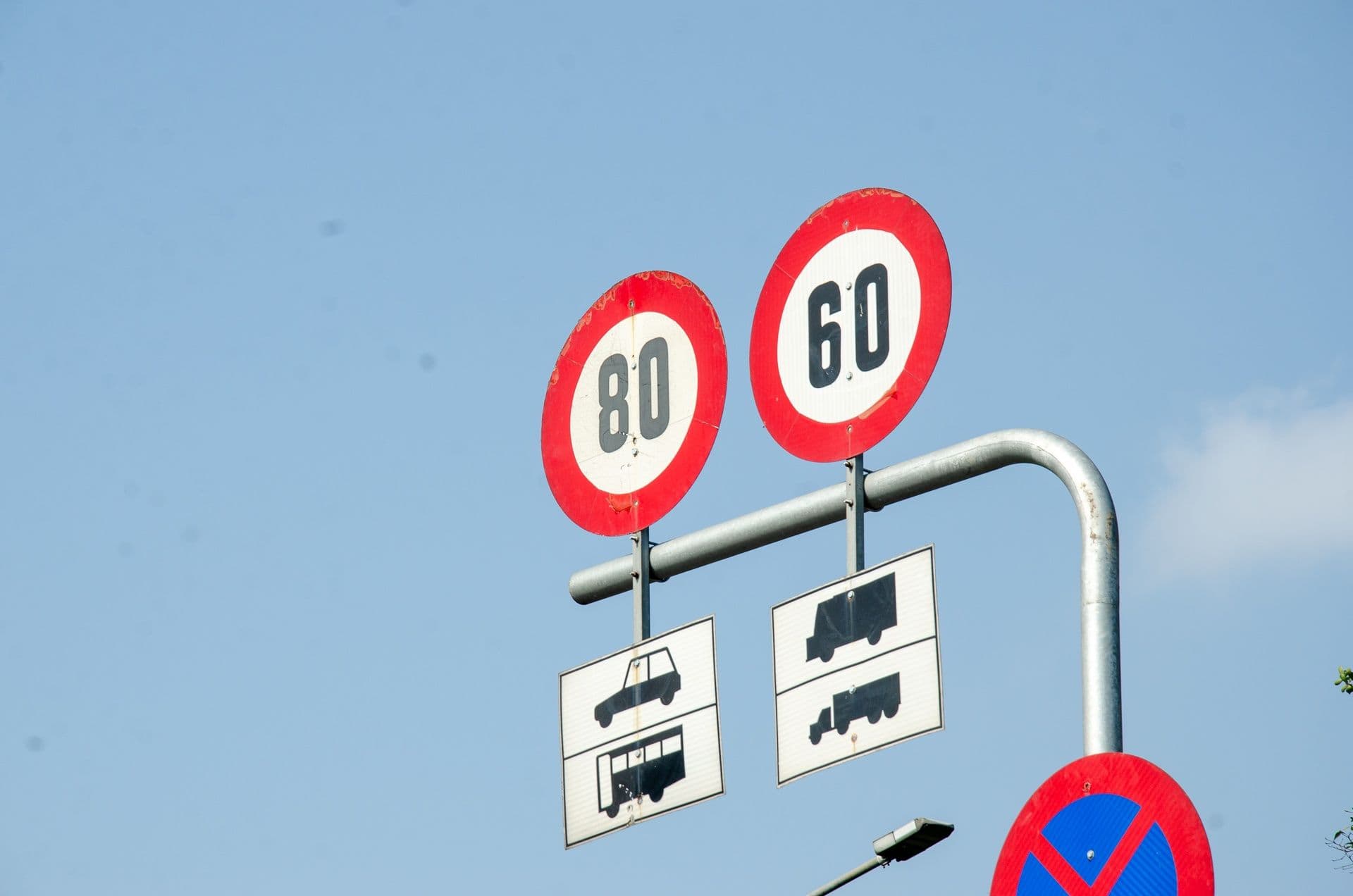Biển báo giới hạn tốc độ và phân loại phương tiện trên đường, minh họa các quy định giao thông.