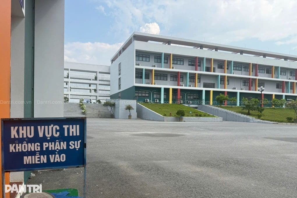Biển báo 'Khu vực thi không phận sự miễn vào' tại trường THPT Chuyên Tuyên Quang, nơi diễn ra kỳ thi lại