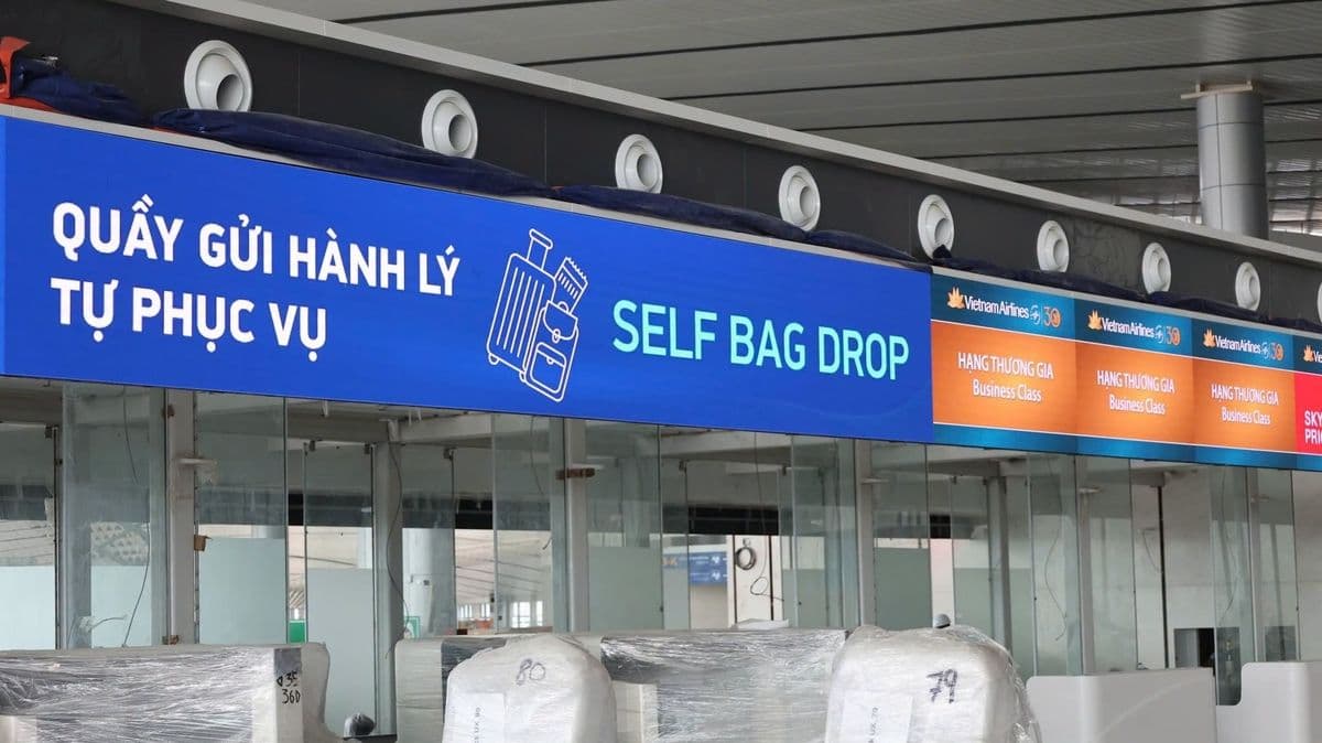 Biển báo 'Quầy gửi hành lý tự phục vụ' tại nhà ga sân bay Long Thành, minh họa công nghệ thông minh được ứng dụng.