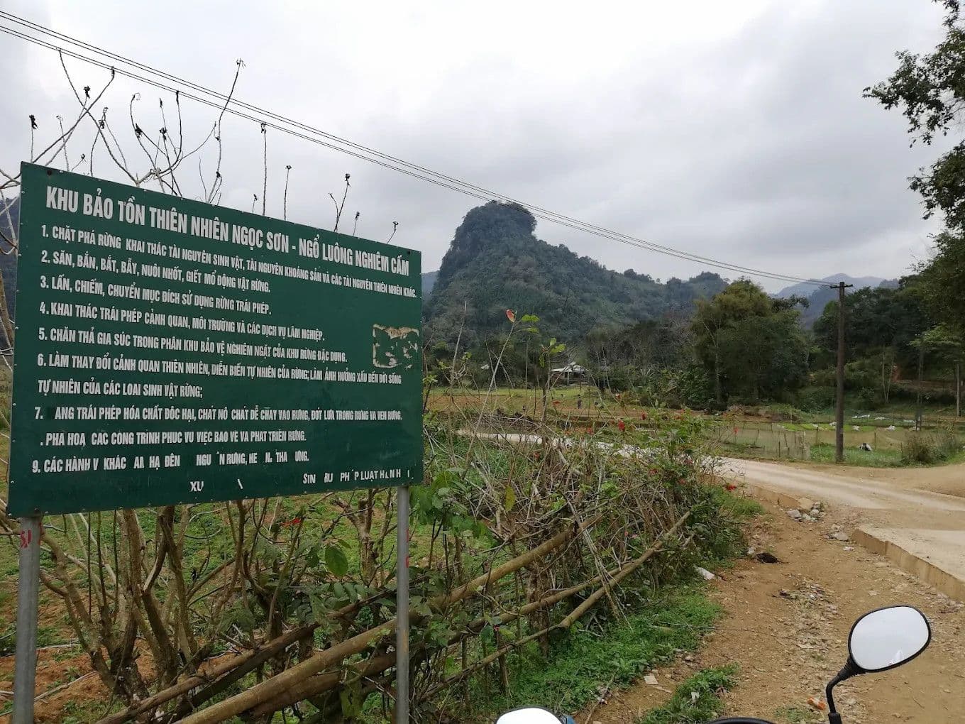 Biển báo quy định nghiêm cấm trong Khu bảo tồn thiên nhiên Ngọc Sơn - Ngổ Luông.