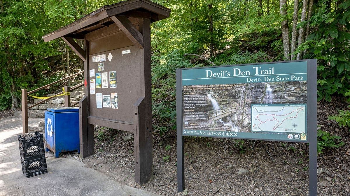Biển chỉ dẫn Công viên Tiểu bang Devil’s Den, nơi xảy ra vụ án mạng gây hoang mang trong cộng đồng.