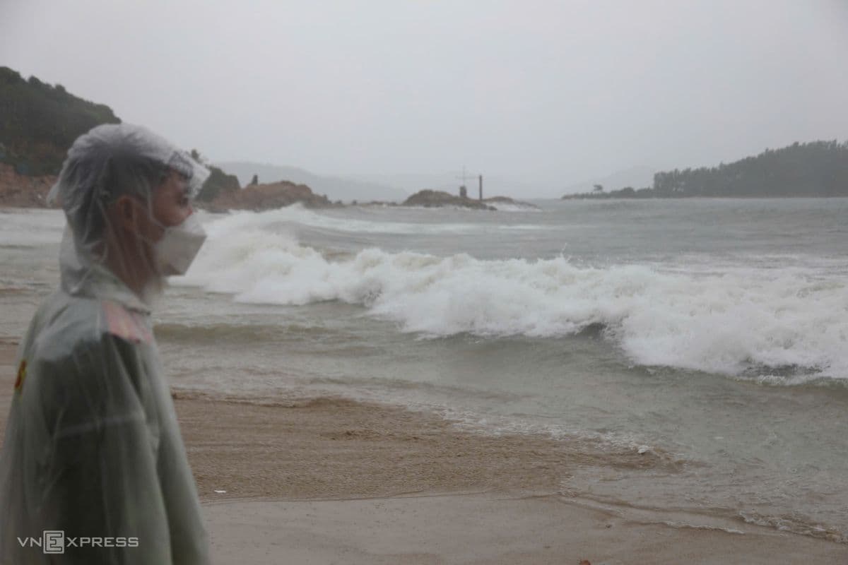 Biển dậy sóng dữ dội tại Quy Nhơn khi bão Kalmaegi đổ bộ.