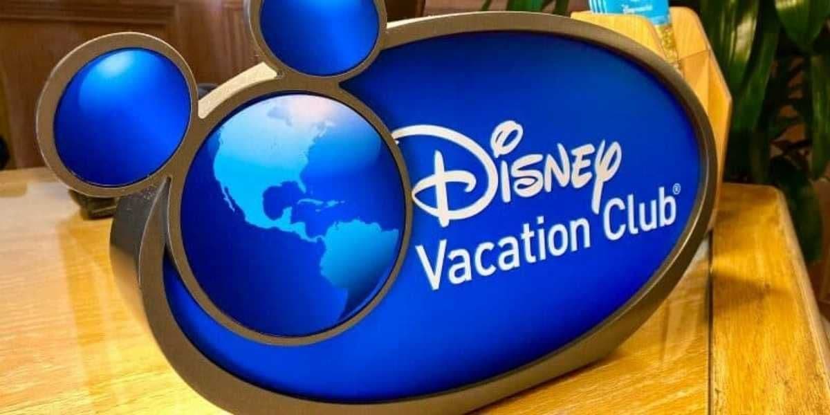 Biển hiệu Disney Vacation Club (DVC) màu xanh, tượng trưng cho những đặc quyền độc quyền dành cho thành viên.