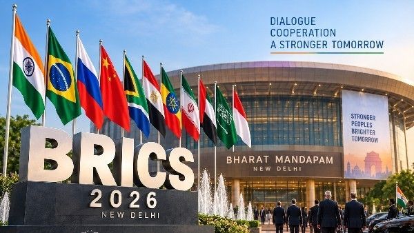 Biển hiệu Hội nghị thượng đỉnh BRICS 2026 với các lá cờ quốc gia, tượng trưng cho các đối thủ và đối tác trên bàn cờ địa chính trị năng lượng toàn cầu