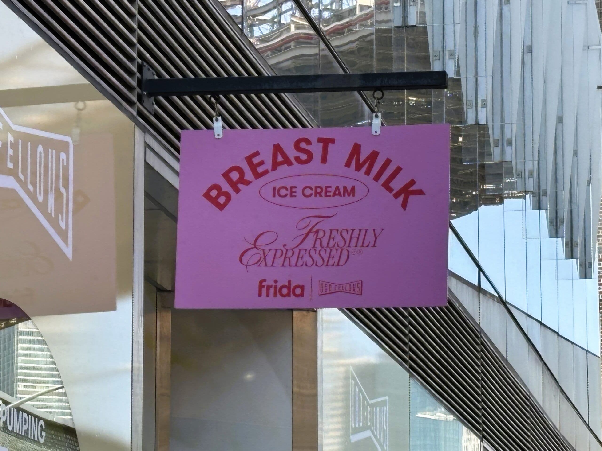 Biển hiệu 'Kem Sữa Mẹ, Mới Vắt' của OddFellows, thể hiện nội dung độc đáo và gây tranh cãi được các streamer Twitch khai thác.