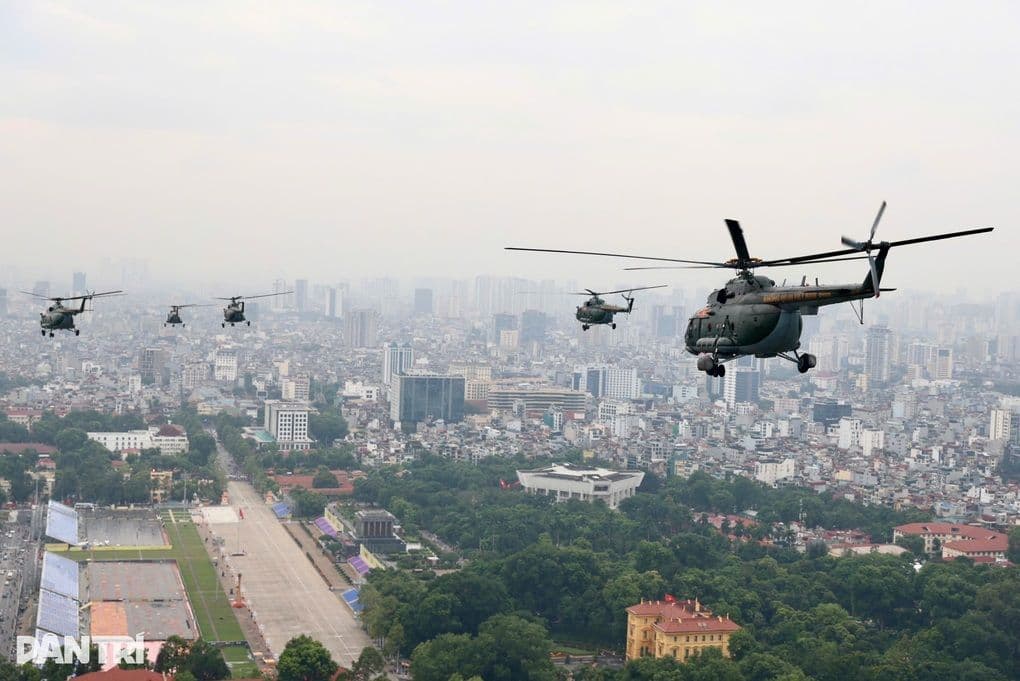 Biên đội trực thăng Mi-17 kéo cờ Tổ quốc và cờ Đảng bay qua Quảng trường Ba Đình, Hà Nội trong buổi diễn tập Quốc khánh.