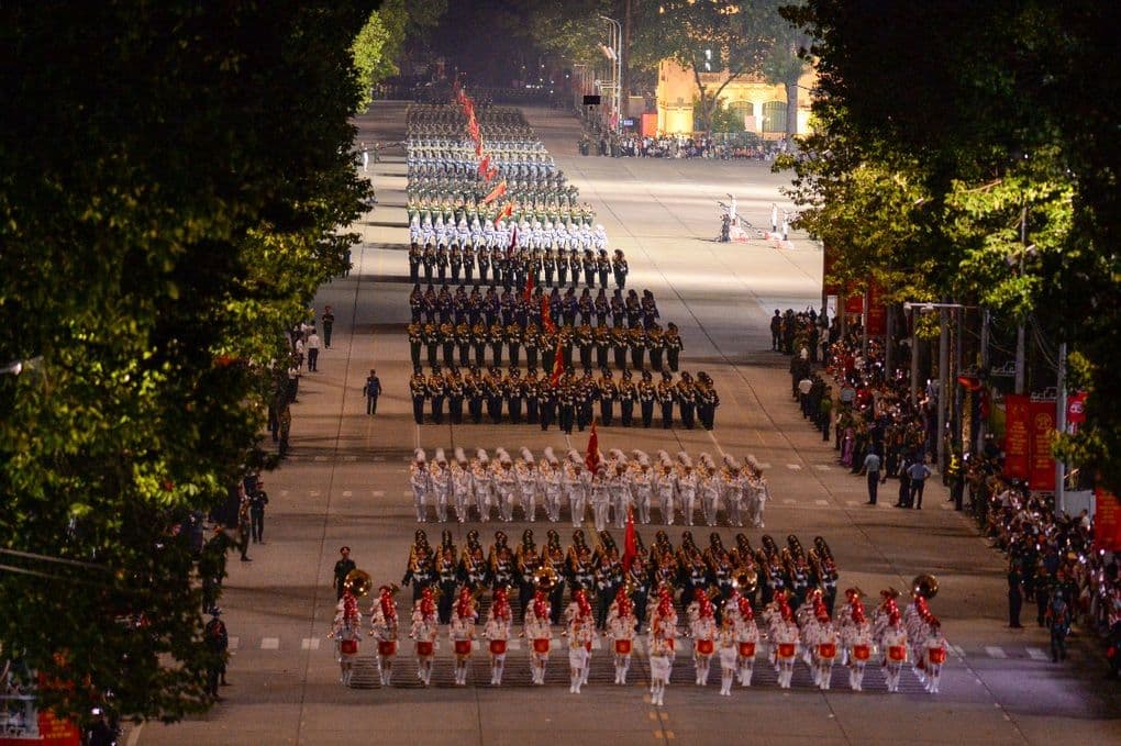 Biển người dân Hà Nội hát vang thể hiện tinh thần đoàn kết và lòng tự hào dân tộc sau lễ diễu binh.