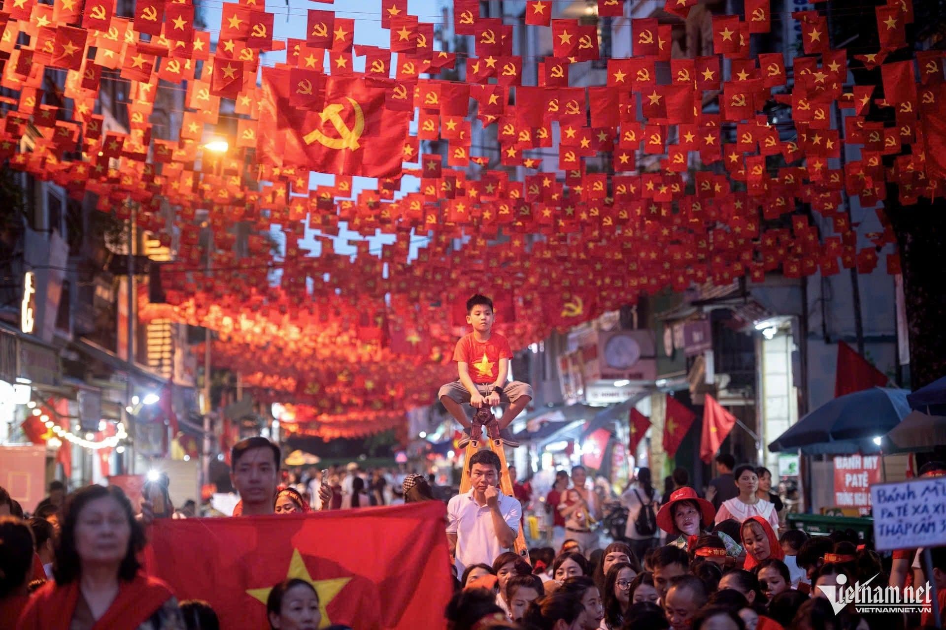 Biển người hân hoan trên phố Hàng Cháo, nhiều người mang thang để có vị trí tốt nhất xem diễu binh.