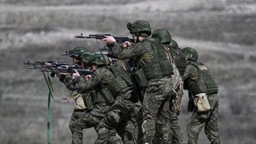 Binh lính trong trang phục quân sự, tượng trưng cho căng thẳng địa chính trị và thách thức an ninh tại Biển Đen.