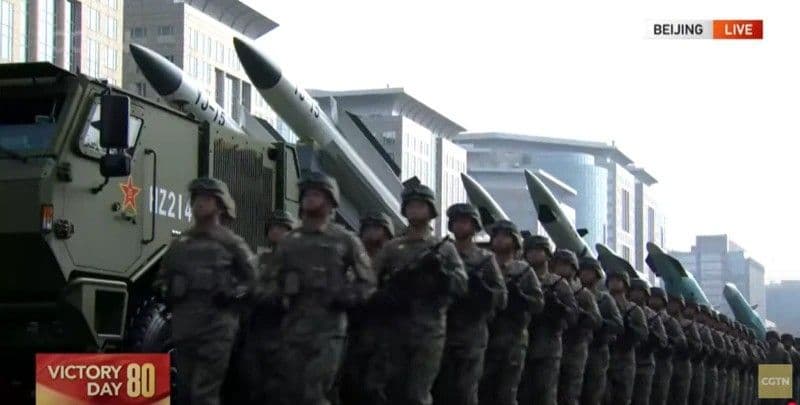 Binh sĩ Trung Quốc diễu hành cùng các hệ thống tên lửa đạn đạo tối tân.