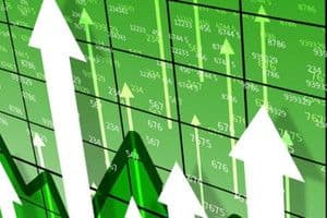 Biểu đồ chứng khoán với mũi tên đi lên thể hiện sự tăng trưởng mạnh mẽ của cổ phiếu CII vượt đỉnh 4 năm.