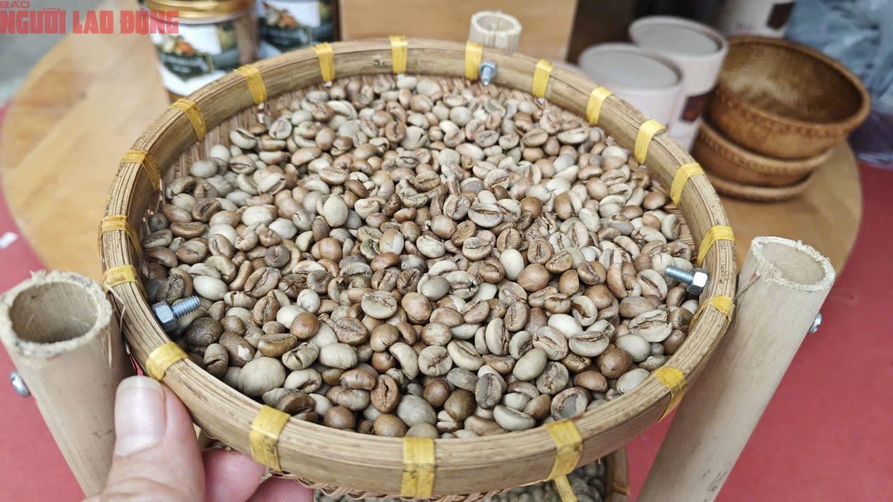 Biểu đồ giá cà phê Robusta và Arabica tăng mạnh trên sàn giao dịch quốc tế vào ngày 29 tháng 7, thể hiện sự bùng nổ giá.