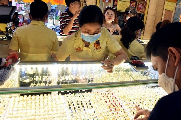 Biểu đồ thể hiện giá vàng miếng SJC và vàng nhẫn đồng loạt lao dốc, gây thua lỗ cho nhà đầu tư.