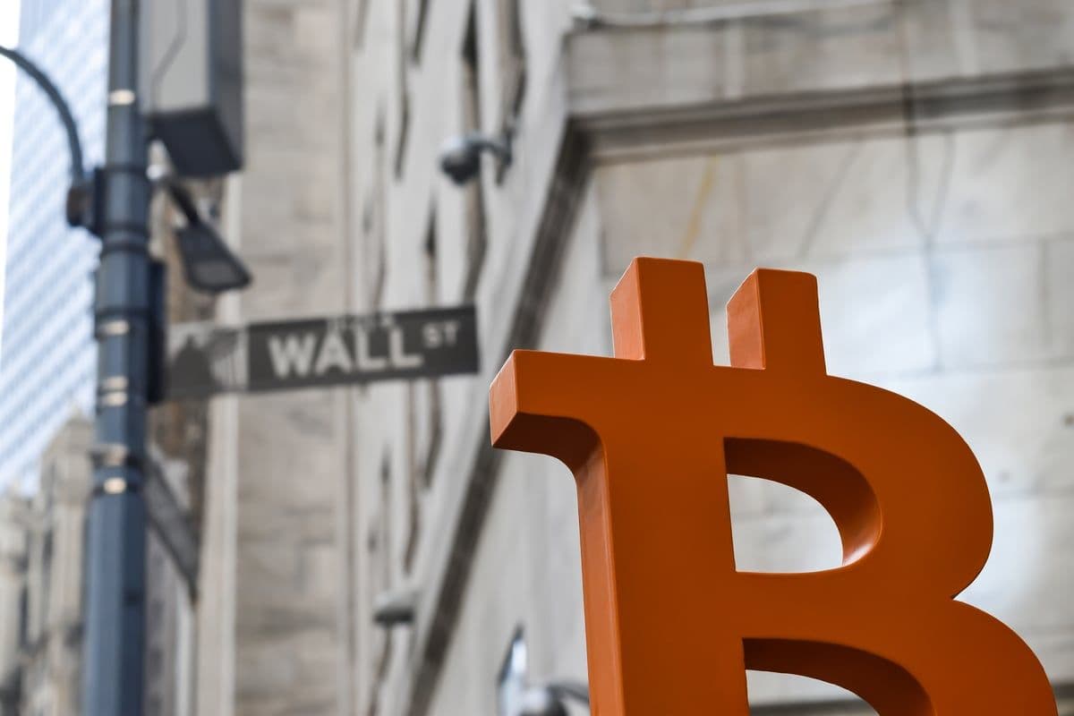 Biểu tượng Bitcoin trước phố Wall, thể hiện sự biến động và tái định nghĩa giá trị của Bitcoin trong thị trường tài chính.