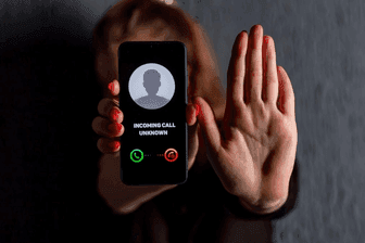 Biểu tượng bàn tay chặn cuộc gọi không xác định, tượng trưng cho việc bảo vệ dữ liệu cá nhân