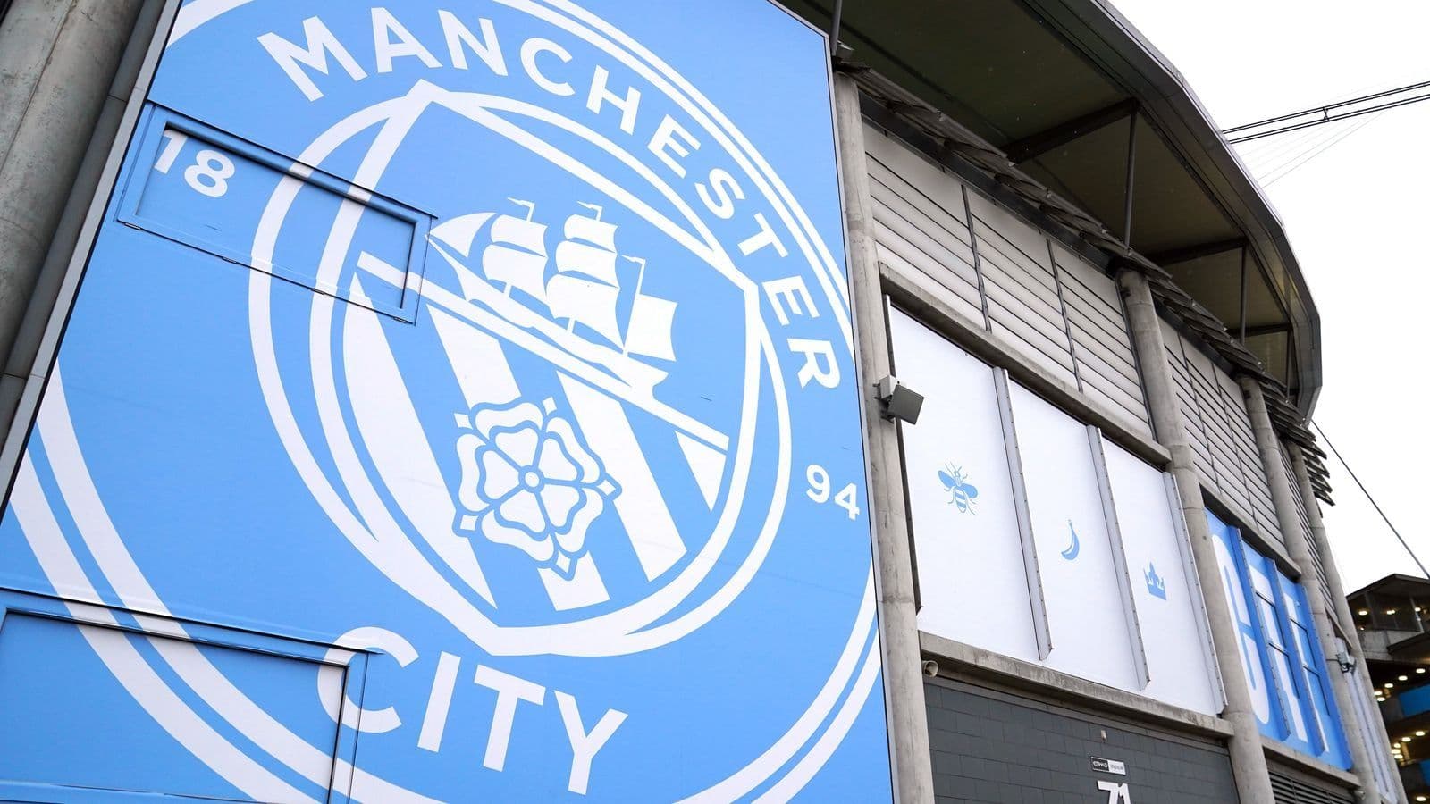 Biểu tượng câu lạc bộ Manchester City trên sân vận động, tượng trưng cho các ông lớn có thể đối mặt với án phạt tài chính tương tự Everton.