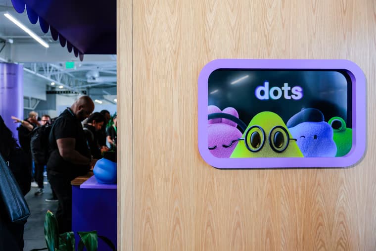 Biểu tượng 'Dots' với các tác nhân AI hình giọt nước nhiều màu sắc, đại diện cho kỷ nguyên AI mới.