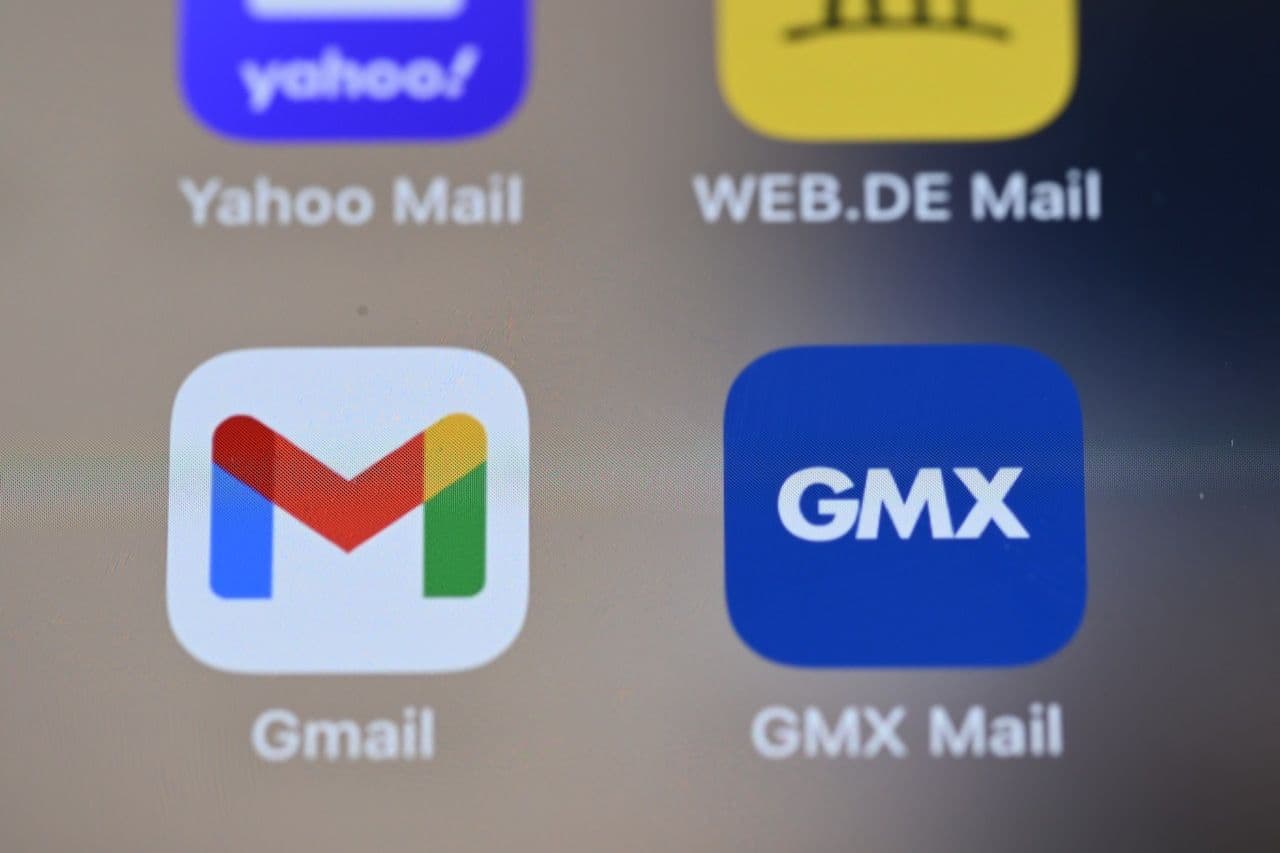 Biểu tượng ứng dụng Gmail trên màn hình điện thoại, tượng trưng cho chủ đề bảo mật email và các mối đe dọa lừa đảo.