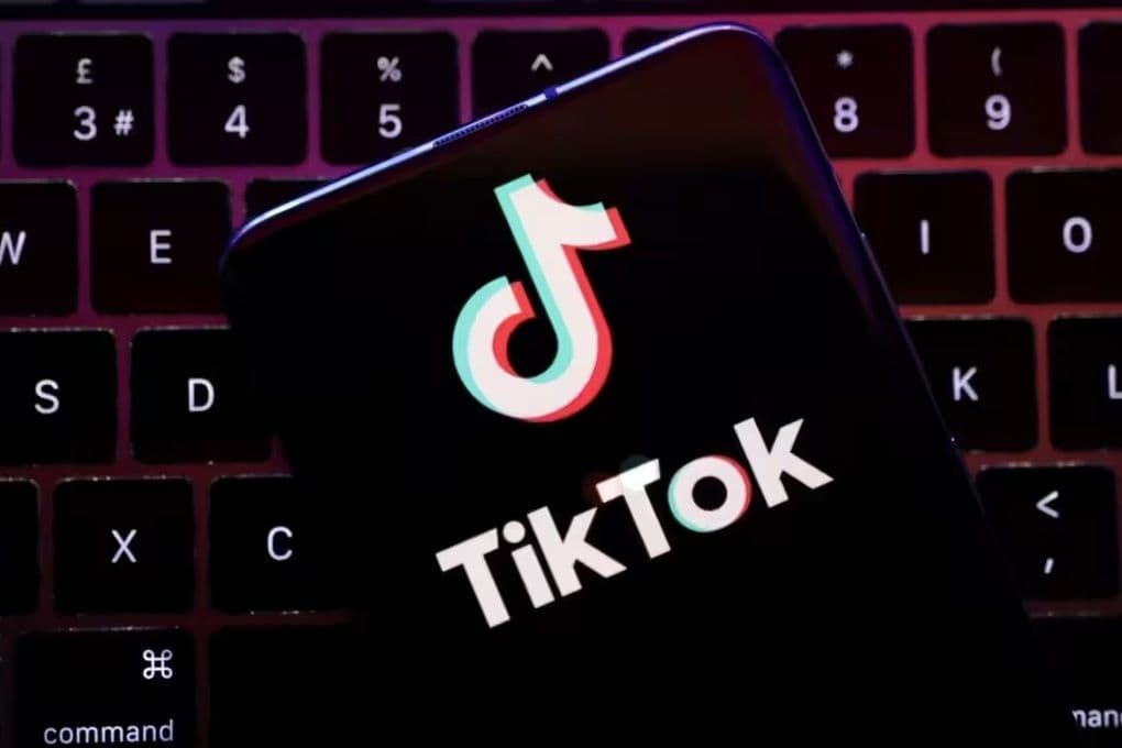 Biểu tượng TikTok trên điện thoại, minh họa cho các nền tảng số bị phạt vì vi phạm dữ liệu người dùng và bài học về trách nhiệm.
