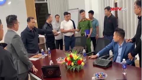 Biểu tượng tiền điện tử và thông báo lừa đảo, minh họa các dự án đầu tư ảo lợi dụng lòng tham.