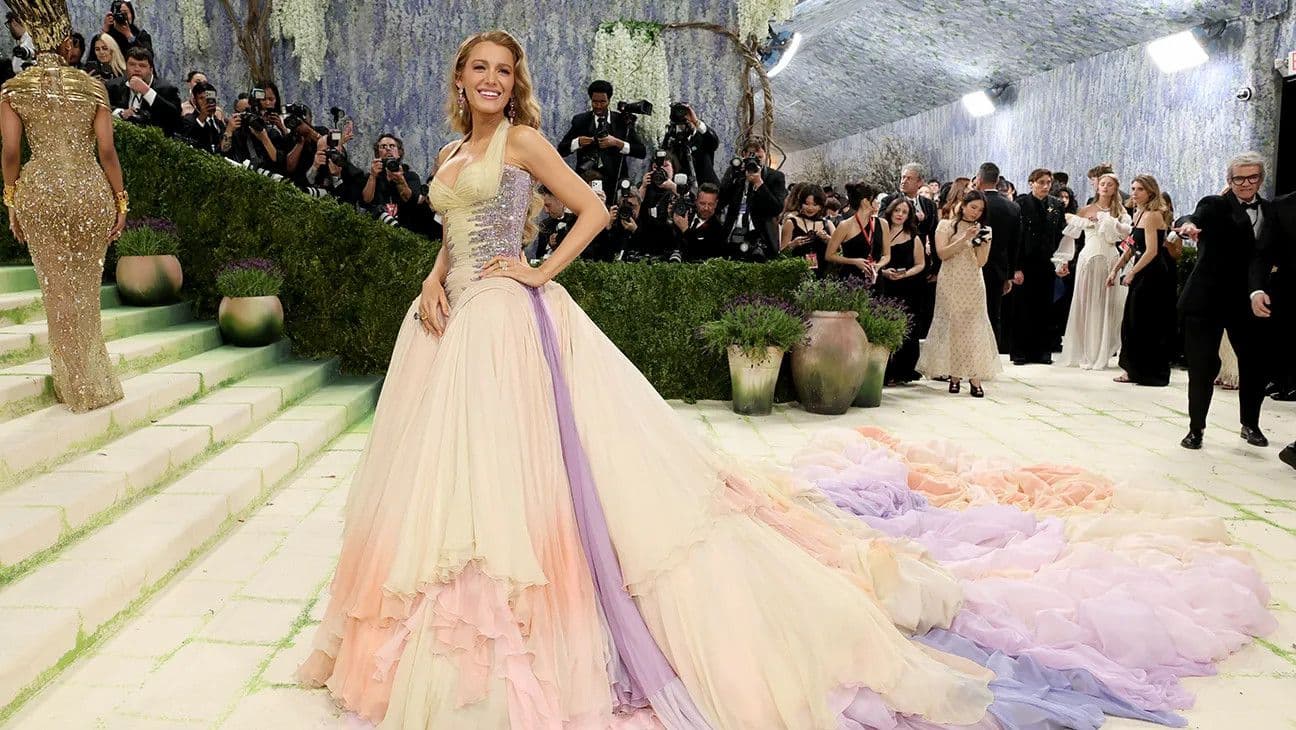 Blake Lively lộng lẫy trong chiếc váy dạ hội nhiều màu sắc với phần đuôi dài ấn tượng tại Met Gala.