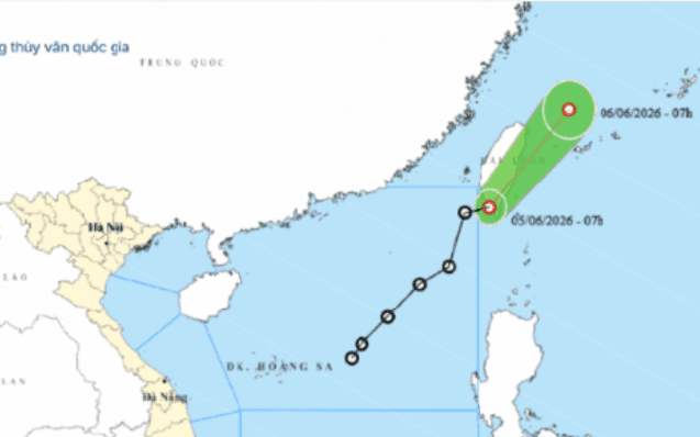 Bản đồ dự báo đường đi của vùng áp thấp trên Biển Đông, thể hiện thách thức trong công tác dự báo khí tượng.