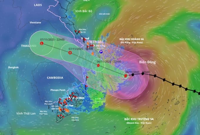 Bản đồ dự báo đường đi và cường độ bão Kalmaegi cấp 15 đang tiến vào bờ biển miền Trung Việt Nam.