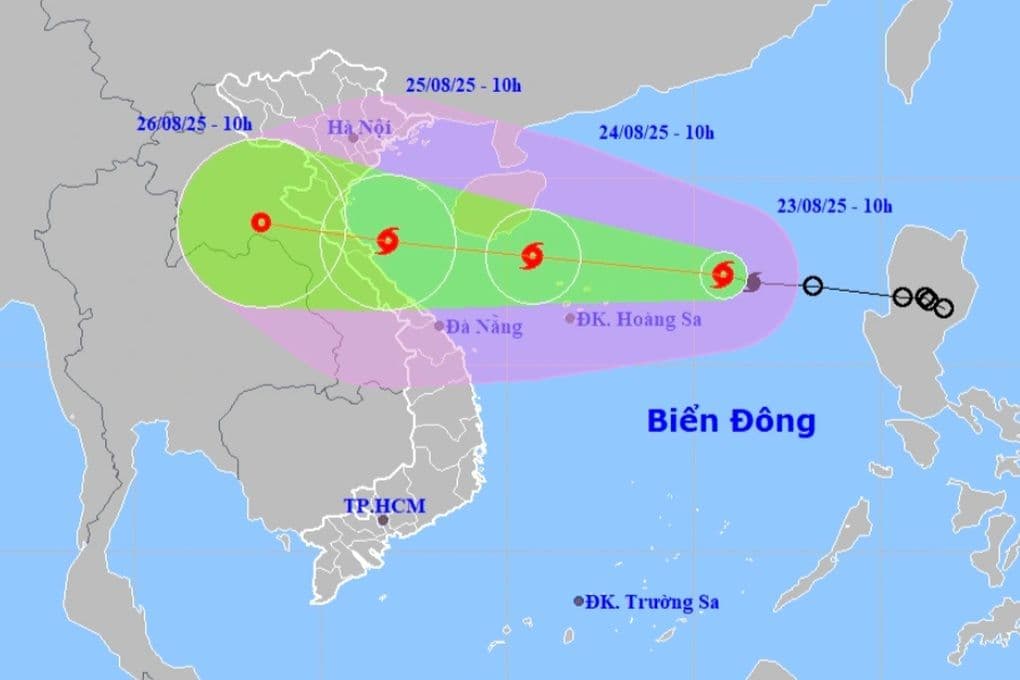 Bản đồ dự báo đường đi và cường độ bão số 5 (Kajiki) đổ bộ miền Trung Việt Nam.