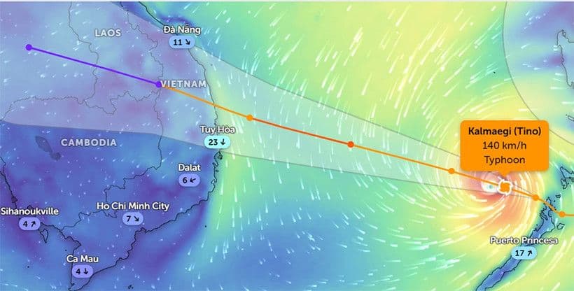 Bản đồ dự báo đường đi và cường độ của bão Kalmaegi (Tino) trên Biển Đông, thể hiện sức mạnh và hướng di chuyển của cơn bão.
