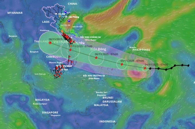 Bản đồ dự báo đường đi và cường độ của bão Kalmaegi trên Biển Đông, hướng về Việt Nam.