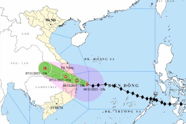 Bản đồ dự báo đường đi và cường độ của bão số 13 Kalmaegi áp sát bờ biển Việt Nam.
