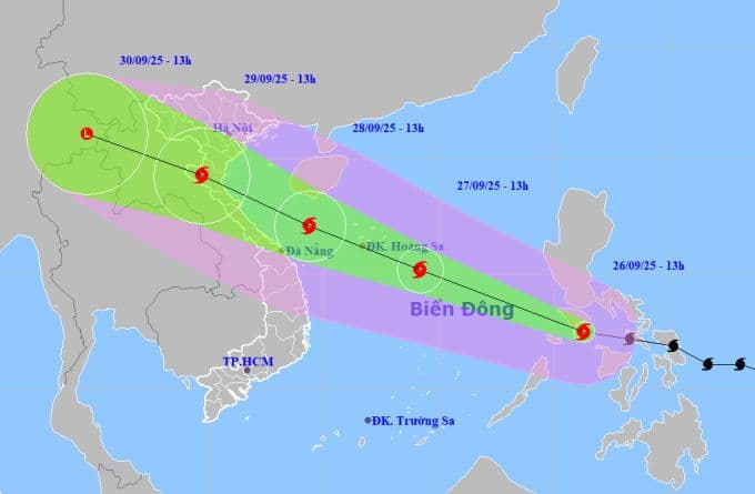 Bản đồ dự báo đường đi và vùng ảnh hưởng của bão Bualoi trên Biển Đông và miền Trung Việt Nam.