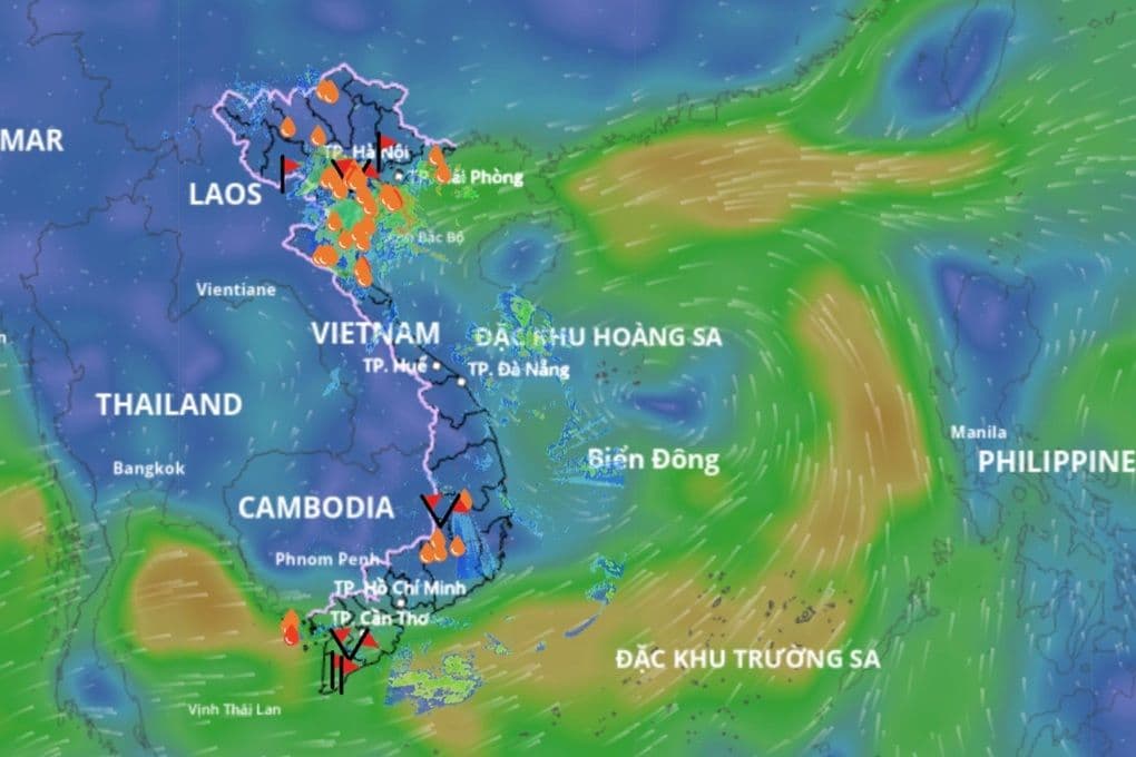 Bản đồ dự báo thời tiết cho thấy áp thấp nhiệt đới trên Biển Đông và mưa lớn tại Việt Nam
