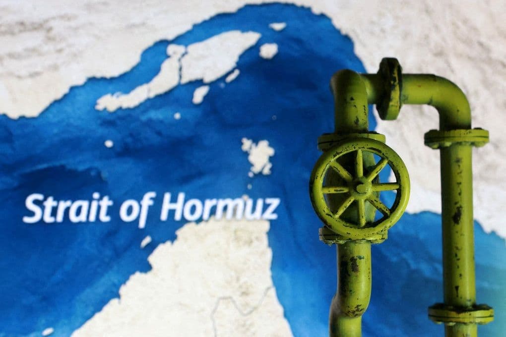Bản đồ Eo biển Hormuz với đường ống dẫn dầu, tượng trưng cho tầm quan trọng địa chính trị và kinh tế của các eo biển trên thế giới