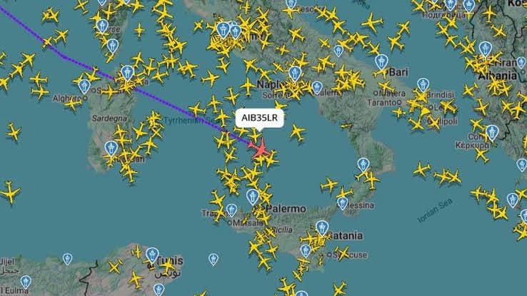 Bản đồ Flightradar24 hiển thị nhiều chuyến bay đang hoạt động, tượng trưng cho sự giám sát liên tục và an toàn hàng không toàn cầu.